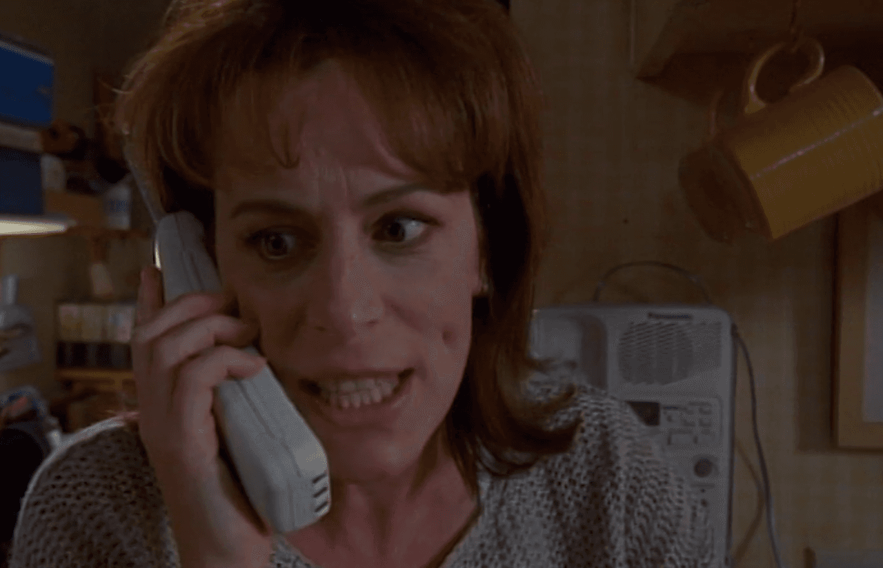 “Escucha pervertido, está es la tercera vez que llamas y ya estoy harta de…” “¿Está... Malcolm… en casa?” “Ah, hola Stevie” - Lois y Stevie.