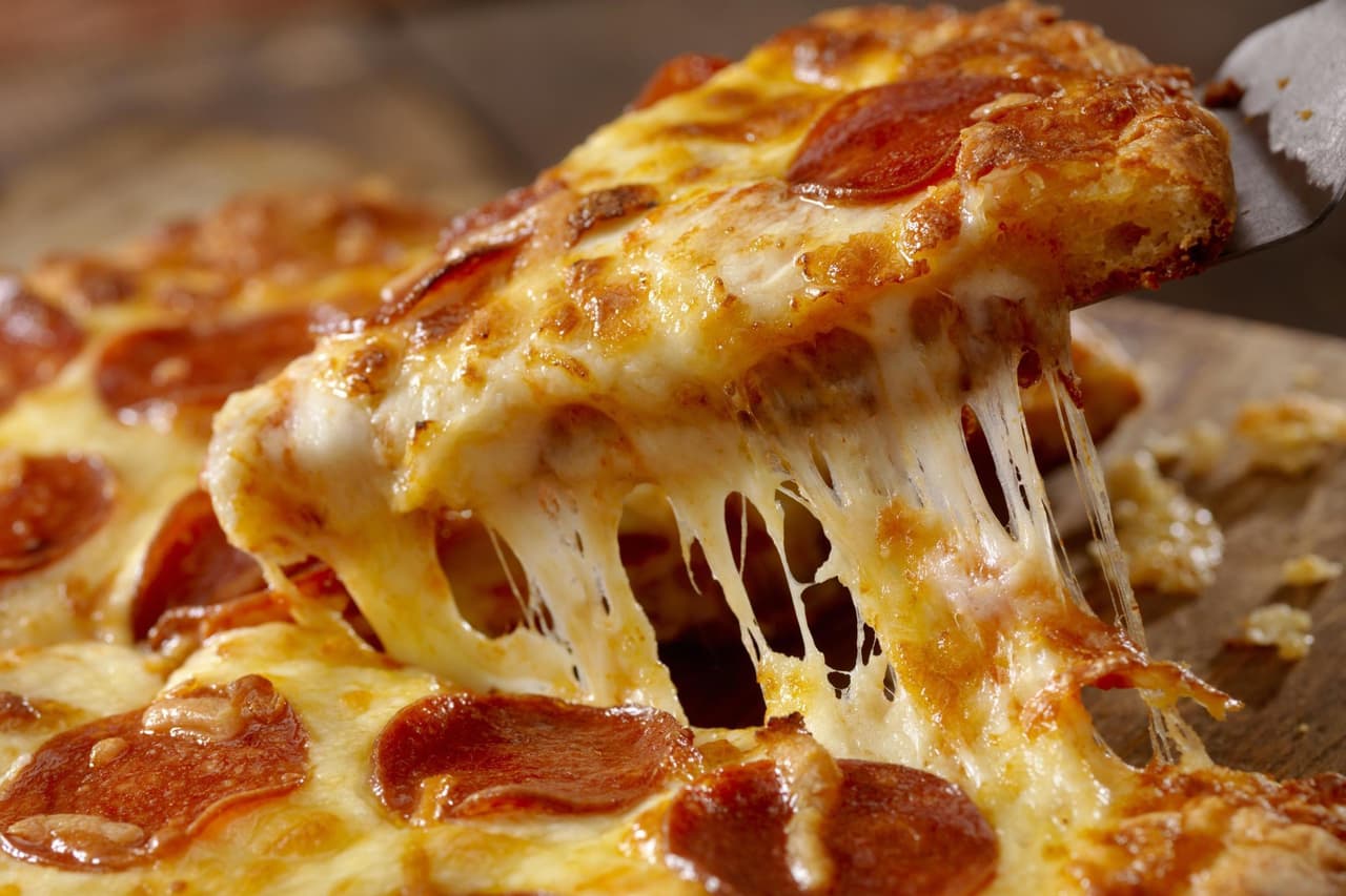 Puedes comprar 10 mil 752 pizzas de pepperoni, carne molida, jamón, chorizo, pimiento, cebolla, champiñones, aceitunas, extra queso y masa especial. Te alcanzaría para comprar unos refrescos.