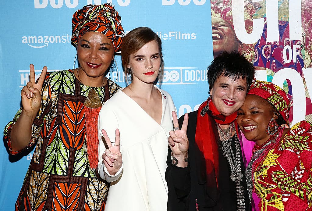 Christine Schuler Deschryver, Emma Watson, Eve Ensler y Jane Mukunila asisten al DOC NYC 2016 para el estreno de "City Of Joy" en el Teatro SVA el 11 de noviembre de 2016. Este documental trata sobre el médico congoleño Denis Mukwege, la dramaturga Eve Ensler y un activista congoleño que unen sus fuerzas para crear un refugio seguro para las mujeres sobrevivientes en el medio del Congo oriental devastado por la violencia.