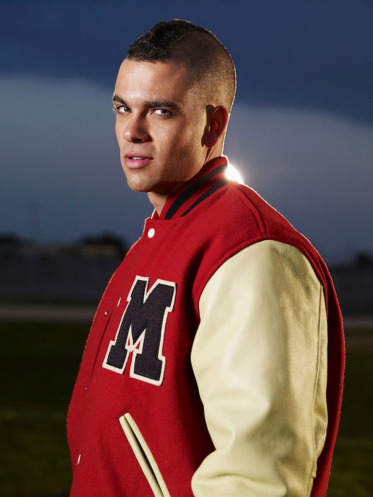 Mark Salling, quien interpretó a Puck, uno de los galanes del show, fue arrestado en diciembre de 2015 en su domicilio por posesión de pornografía infantil tras ser denunciado por una de sus exnovias. Los investigadores encontraron más de 50 mil imágenes, y 600 videos, con esa temática.