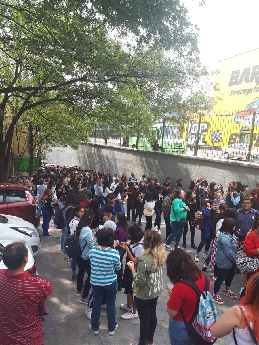Cientos de fans hicieron fila para poder acceder. Incluso se mencionó que esto podría dar una idea de la fiebre que causaría un concierto de BTS en México y su venta de boletos.