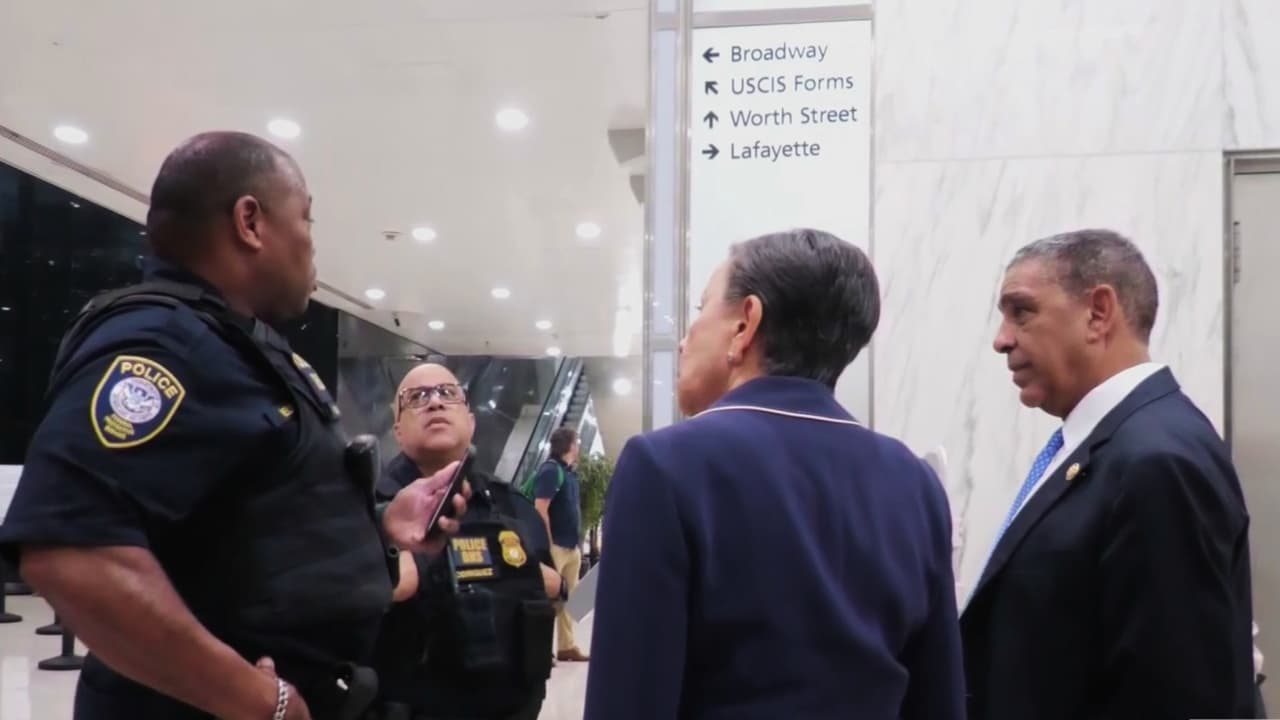 Niegan de nuevo la entrada al piso 10 de Federal Plaza a los congresistas Espaillat y Velázquez