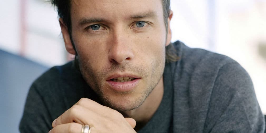 Guy Edward Pearce nació el 5 de octubre de 1967 y es un actor australiano nacido en el Reino Unido.