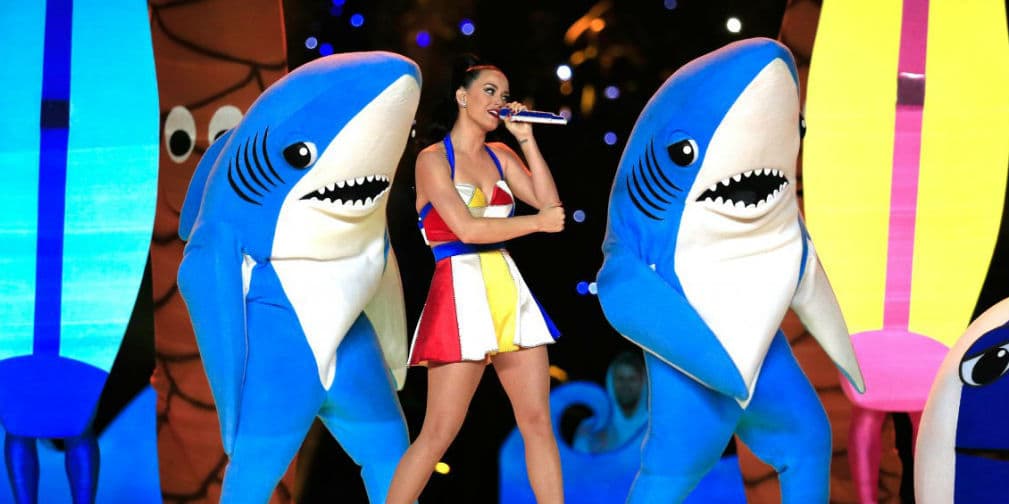 10. Katy Perry: Lo que más recordamos del Super Bowl de esta cantante son sus simpáticos tiburones azules.