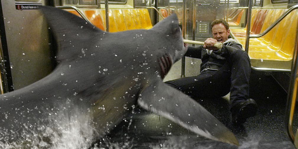 7. Sharknado: Un tornado marino levanta los tiburones del océano y los esparce por Los Ángeles. ¡No manchen!