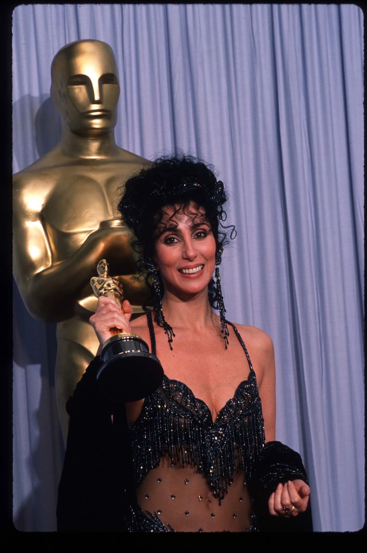 Antes de que Anjelica Huston consiguiera el protagónico, Cher estaba considerada para encarnar su personaje, ya que en 1988 ganó un Oscar como ‘Mejor Actriz’ por la cinta ‘Hechizo de Luna’. Otras actrices que sonaban para el papel eran Helen Mirren, Sigourney Weaver, Linda Blair, Susan Satrandon, Jodie Foster y Liza Minnelli.