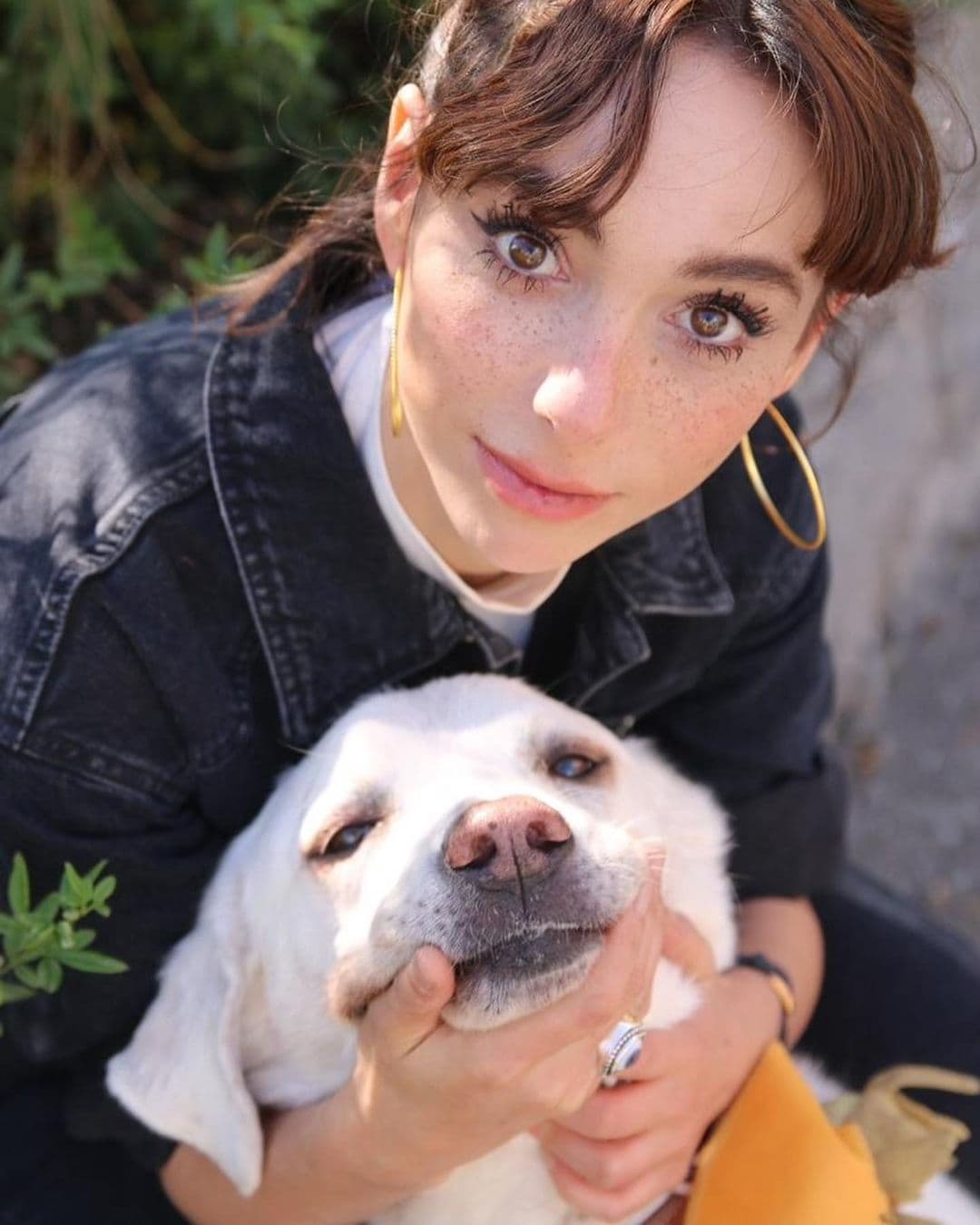 Su perro se llama Güero y aparece frecuentemente a su lado en Instagram.