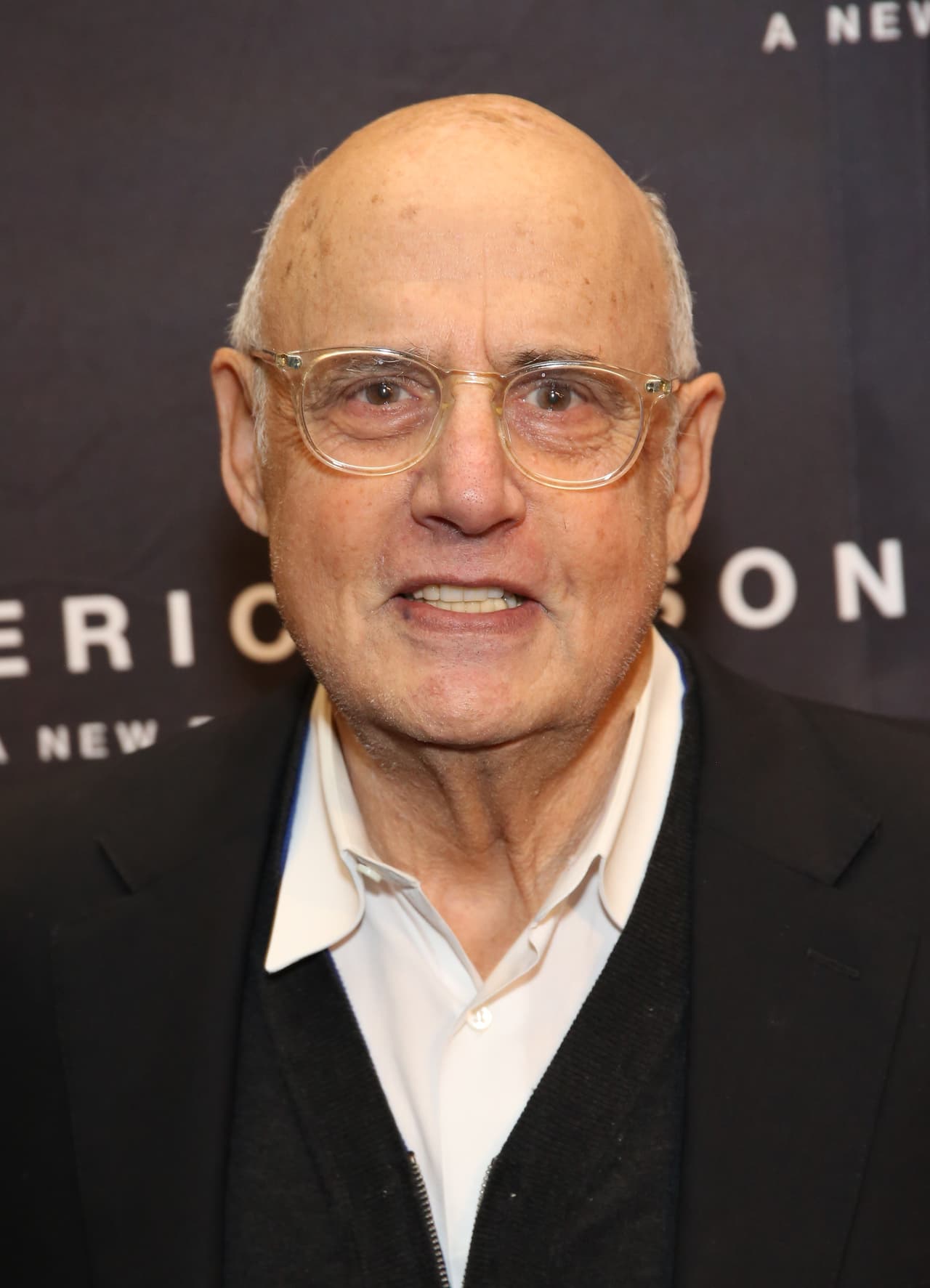 El actor, de 76 años, brilló por su trabajo en las series de comedia 'Arrested Development' y 'Transparent'. ¡Además es la voz en inglés del Rey Neptuno en Bob Esponja!