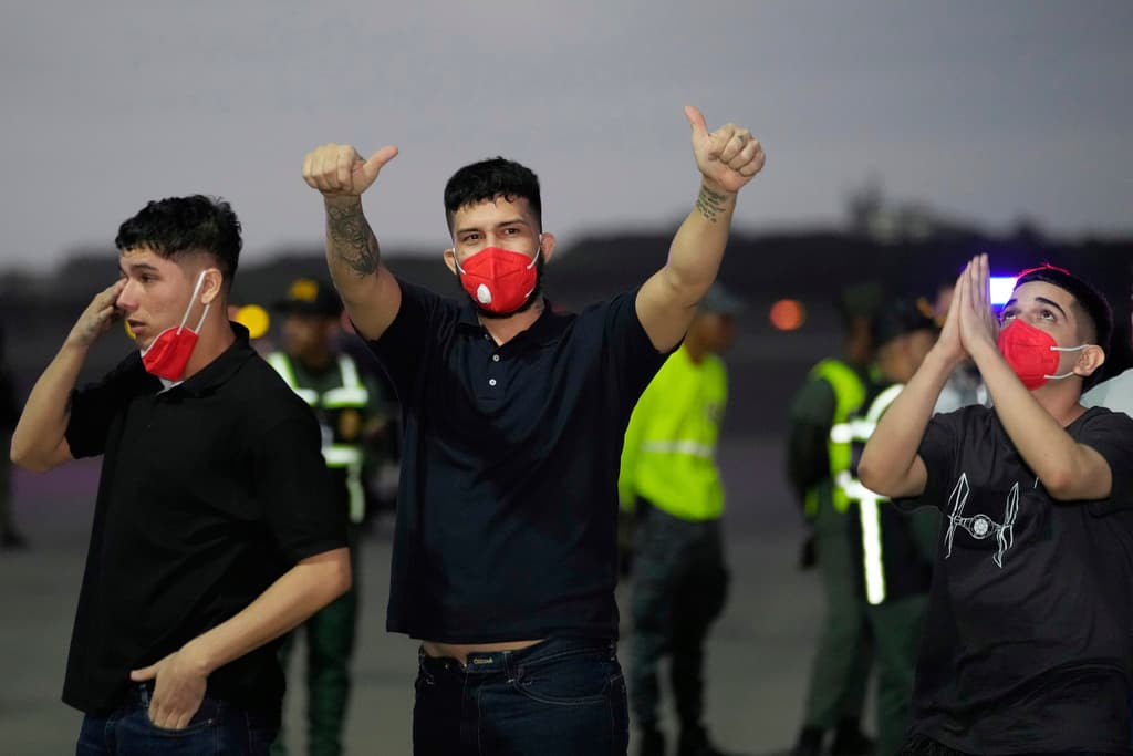 Las claves del intercambio de prisioneros entre EEUU, Venezuela y El Salvador tras la polémica por  los deportados al Cecot