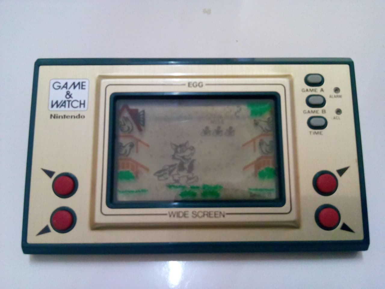¿Te acuerdas de Gumpei Yokoi? Este genio de los juguetes creó un jueguillo portátil con un reloj, todo en pantallas LCD. Se llamó Game and Watch y fue un hit.