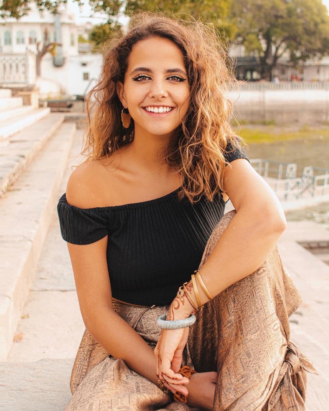 Su gran sonrisa siempre destaca en sus publicaciones, sobre todo aquellas imágenes que sube de sus viajes.