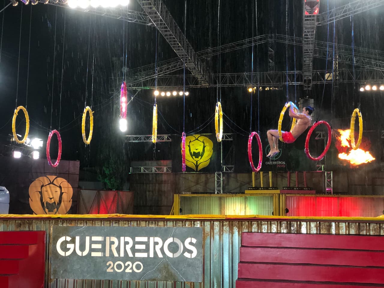 Otro juego nuevo fue Aros acuáticos, en el que los guerreros deben pasar por los aros que cuelgan en una piscina en el menor tiempo posible.