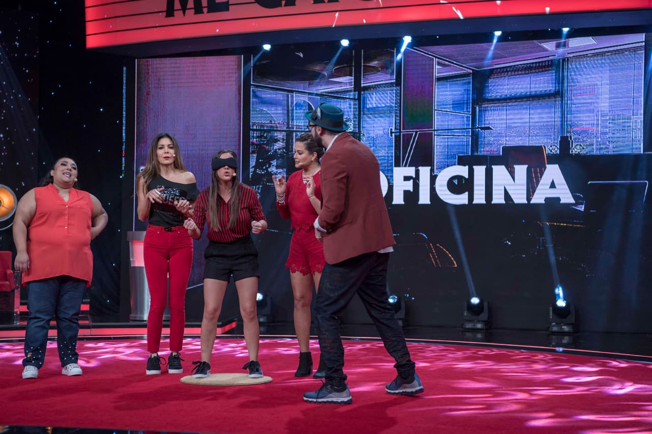 Aquí vemos a la cantante en medio de un juego