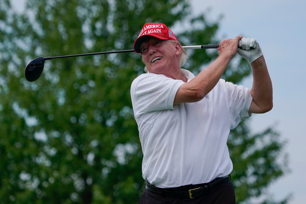 Trump dice que hay "demasiados" festivos en EEUU, pero él  ha pasado un cuarto de su presidencia jugando golf
