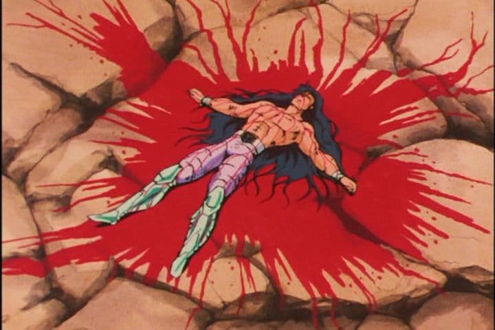 La escena en la que el Dragón Negro sumerge a Shiryu en un charco de su propia sangre es tan brutal y a la vez tan ridícula que ya se convirtió en un meme.