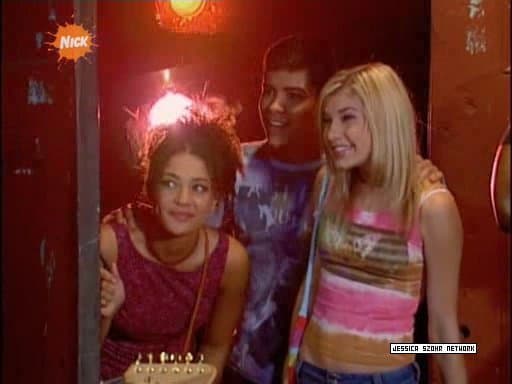 Jessica Szohr no fue propiamente novia de Drake, pero todo el tiempo le decía que lo amaba en el capítulo "Two Idiots and a Baby" (2004), es la chica de la izquierda.