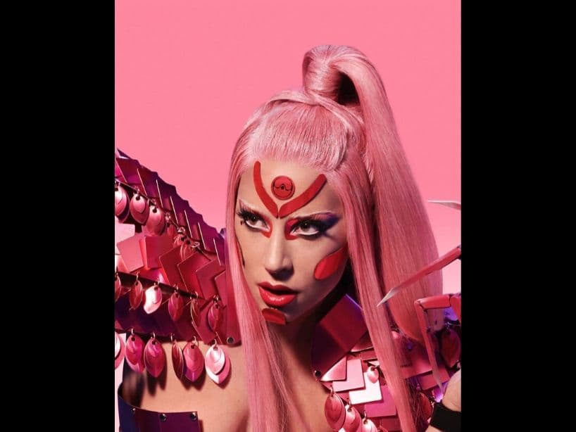 La cantante estrenó el video musical de "Stupid Love" y el look de la cantante y la ambientación hizo que muchos de sus seguidores recordaran a la mítica serie de Power Rangers.