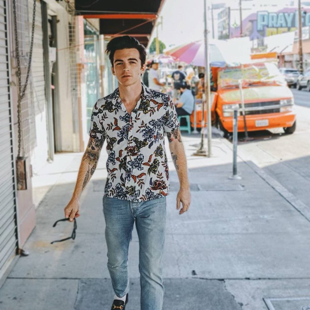 Drake Bell toma clases de español nivel experto con fans y así le fue