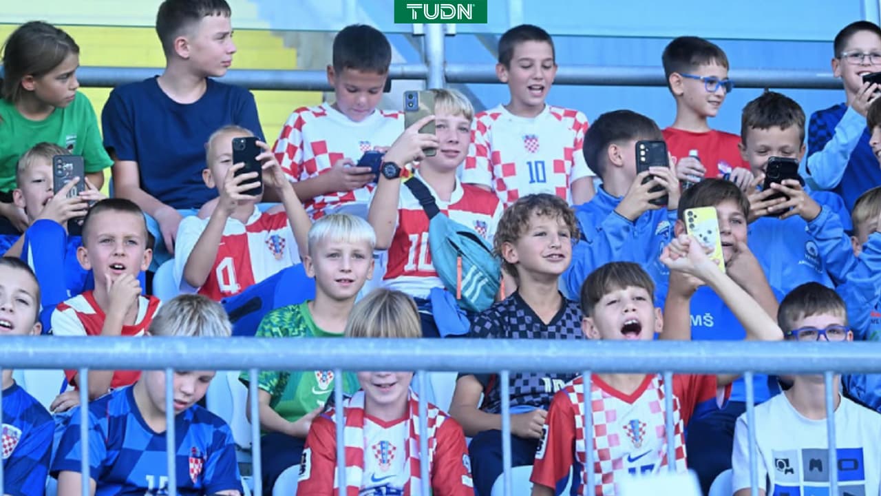 Croacia da una vuelta de tuerca a una sanción a puerta cerrada y llena su estadio con niños