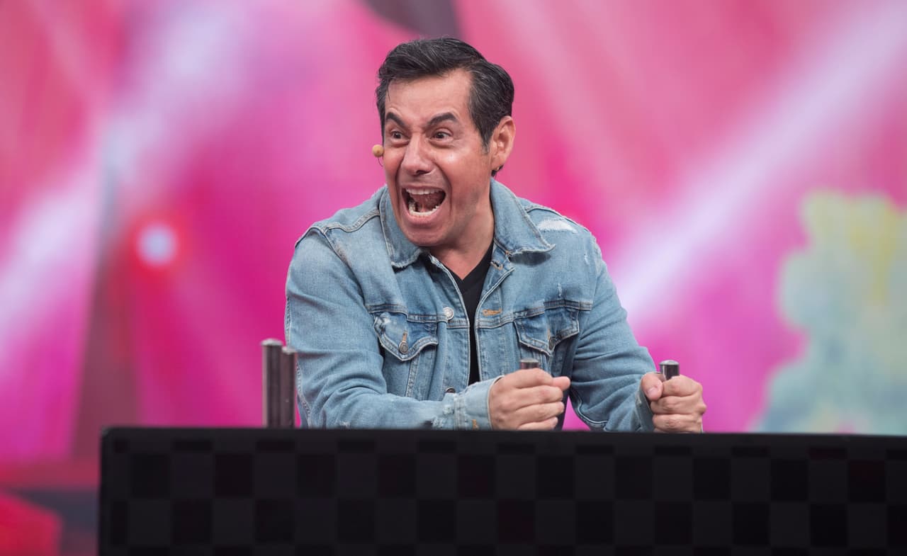En el 
<b><u><a href="https://www.televisa.com/canal5/mecaigoderisa/clip/mariazel-perdio-por-culpa-de-la-bergatoma-y-yordi-no-supo-si-sufria-o-disfrutaba-los-toques">sitio</a></u></b> puedes ver toooooodo el tiempo que se tardó en agarrar los tubos para recibir los toques, ¡fueron más de 15 minutos!