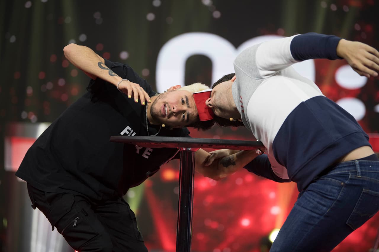 ¡Jerry y Mario dieron su mejor esfuerzo para pasar los vasos con agua!