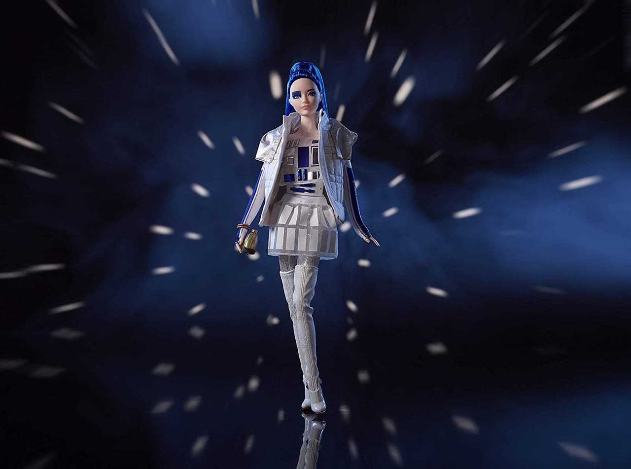 Barbie no deja de ser fashion aunque su outfit esté inspirado en un pequeño robot.