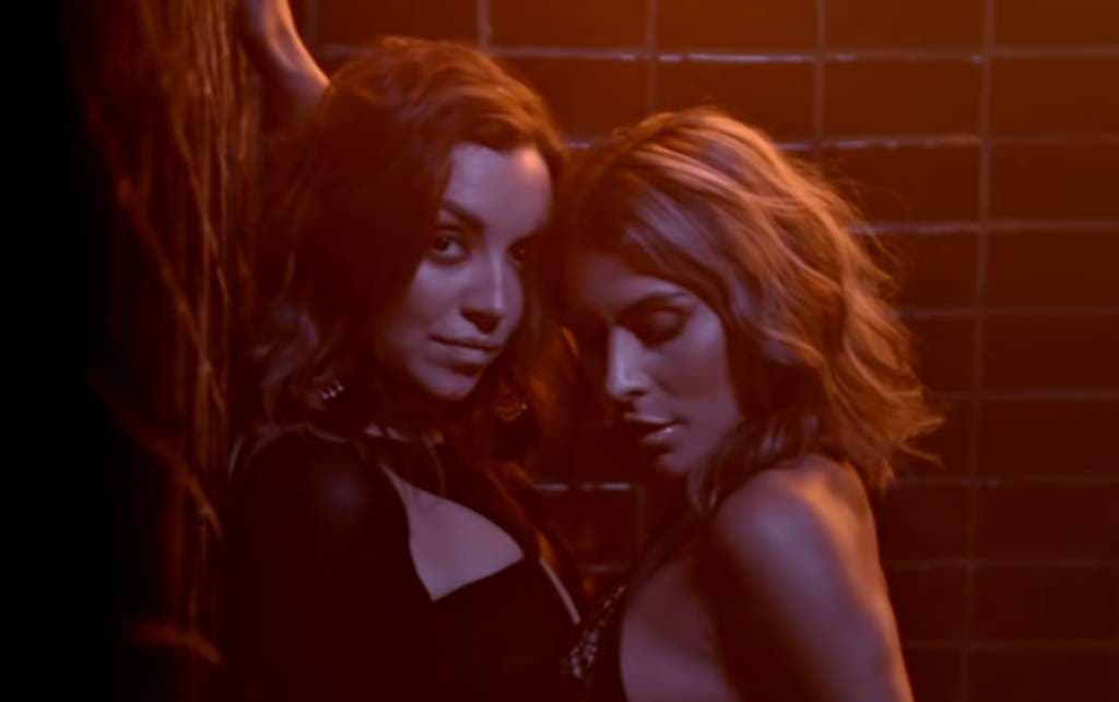 Por cierto, Regina salió en el videoclip "Locos" de María León, donde tuvieron escenas bastante juntitas.