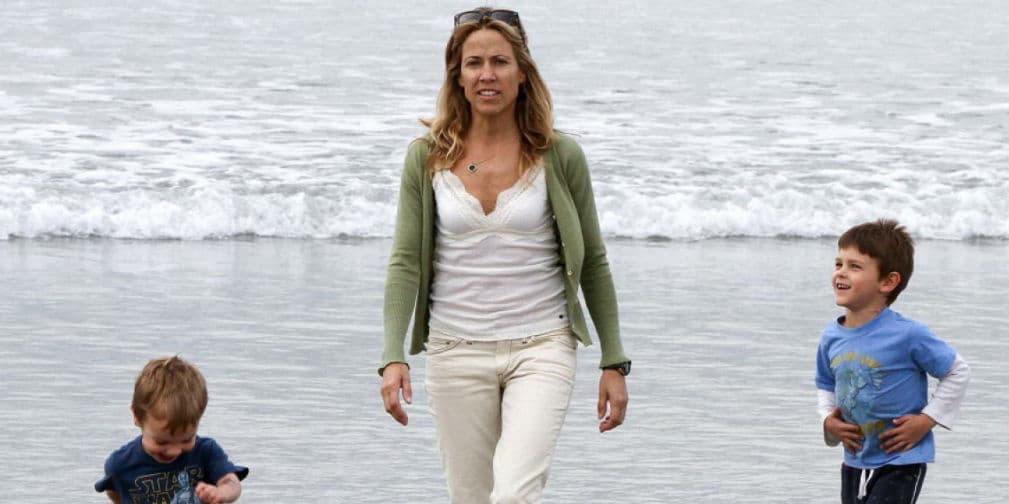 4. Sheryl Crow: Luchó contra el cáncer y al salir de la terrible enfermedad decidió adoptar a dos niños.