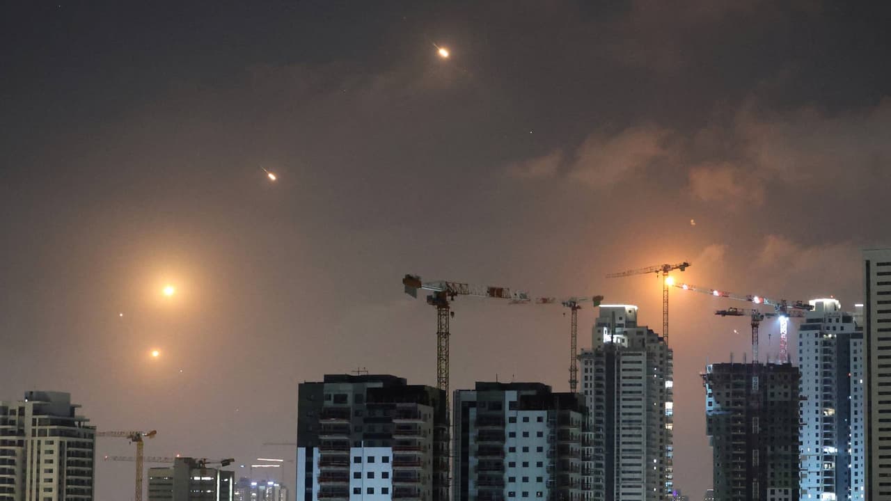Irán lanza ataques con misiles contra Israel: suenan sirenas antiaéreas y fuertes explosiones