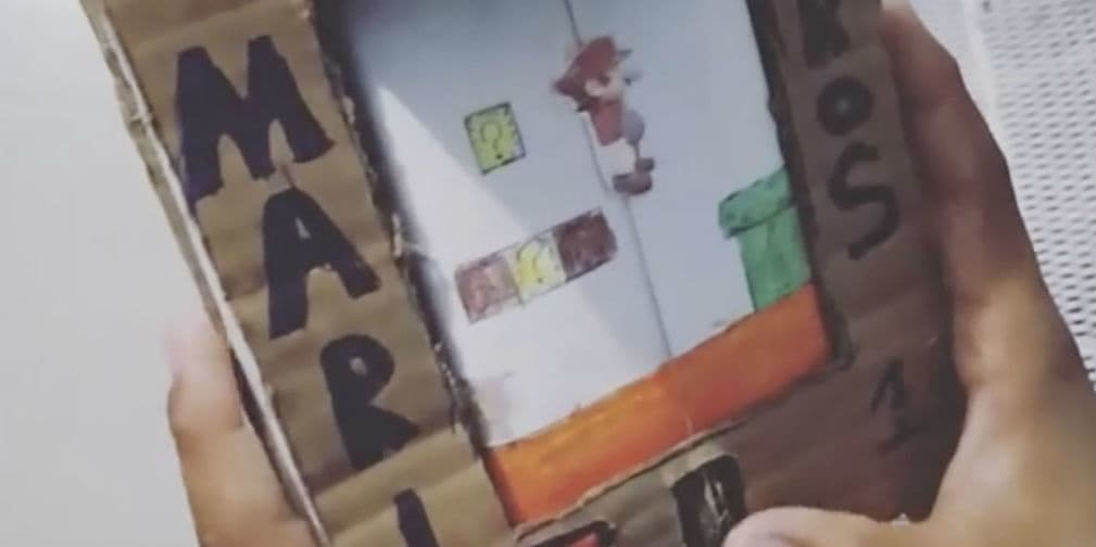 Niño hace un maravilloso Mario Bros. de cartón