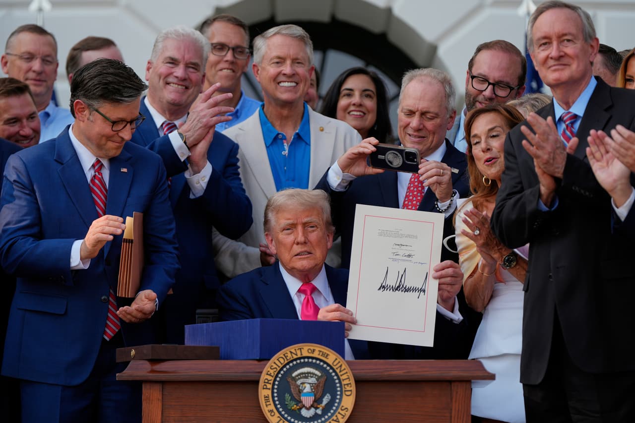 Trump convierte en ley su paquete fiscal que recorta beneficios de salud y alimentación para pobres