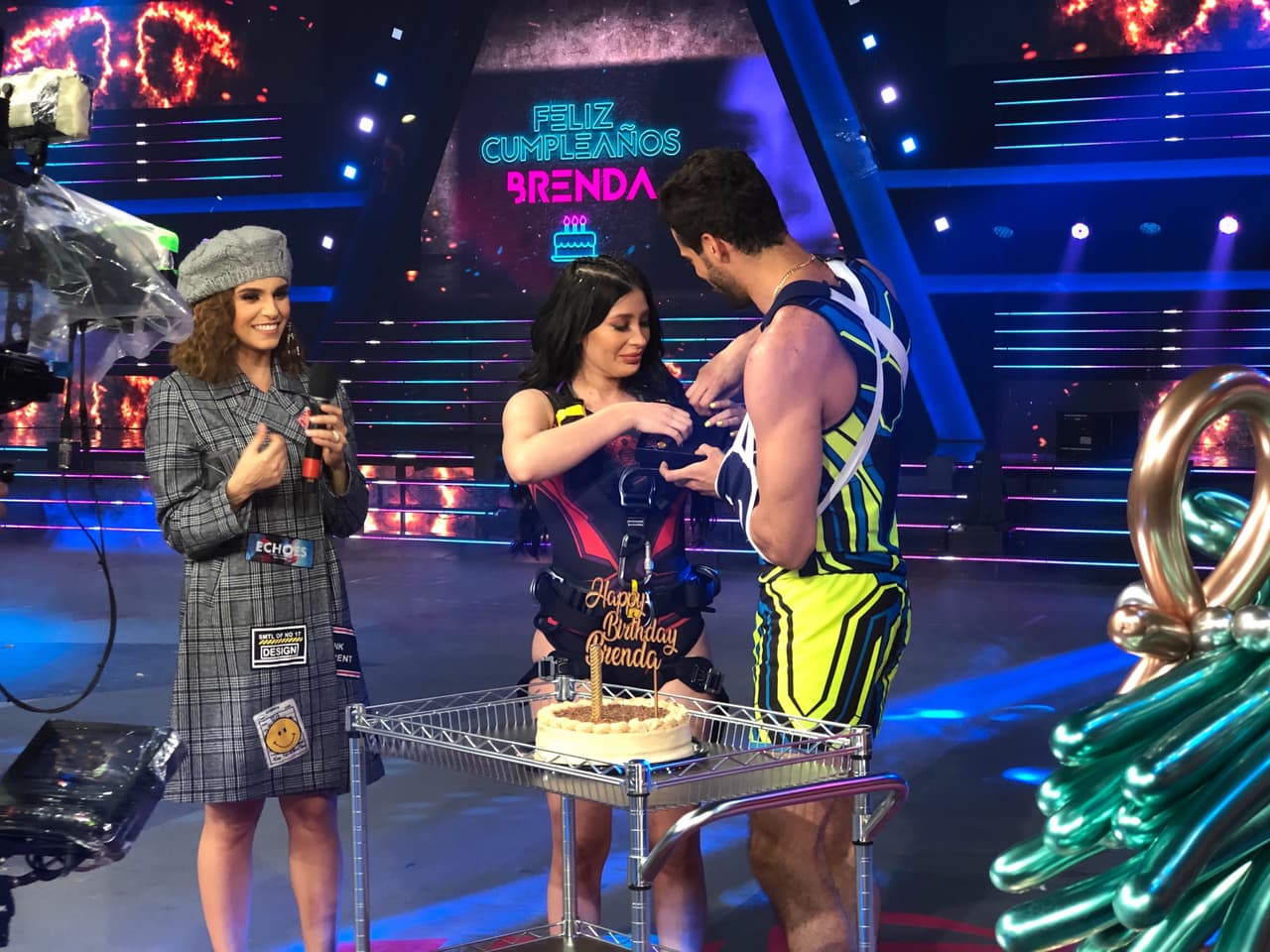 Esta noche, Brenda celebró su cumpleaños, por ello Guty, su novio, la sorprendió con un collar, además de un pastel de chocolate.