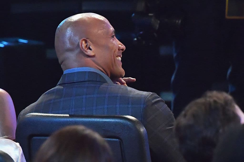 Esta foto te permite imaginar que estás en un lugar sentado y descubres que unas filas delante de ti está esta leyenda. En realidad estaba en los People's Choice Awards 2017 en el Microsoft Theatre ubicado en Los Ángeles, California, el 18 de enero de dicho año.