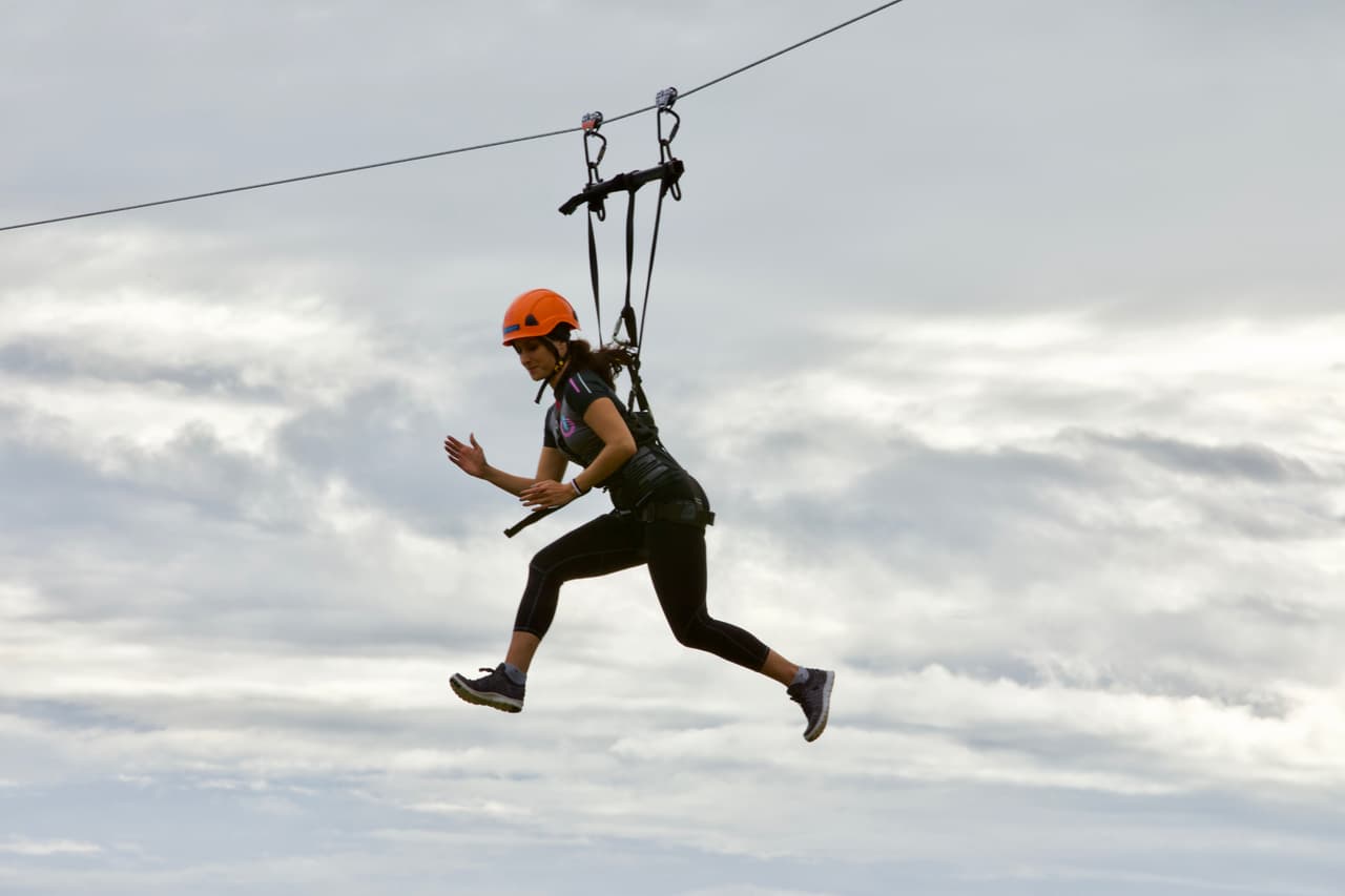 Ellas se lanzaban de la tirolesa y tenían que hacer mímica en el aire.