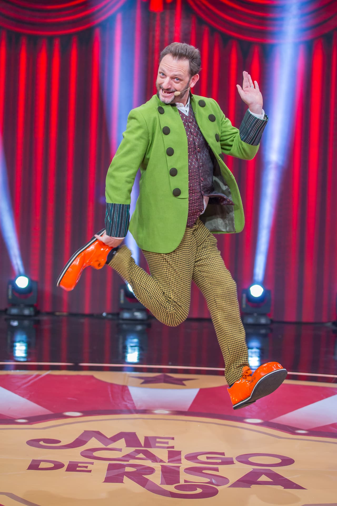 Su atuendo fue muy colorido en el especial de circo.