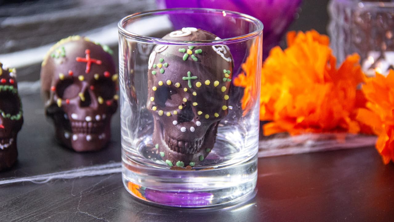 Bombas de chocolate abuelita ¡en forma de calaverita!