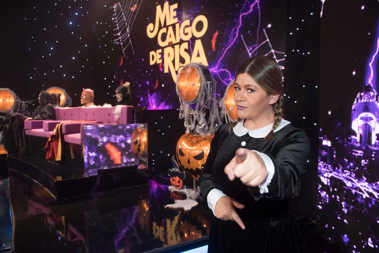 Y Martha Figueroa se divirtió usando un disfraz de Merlina, dela Familia Addams.
