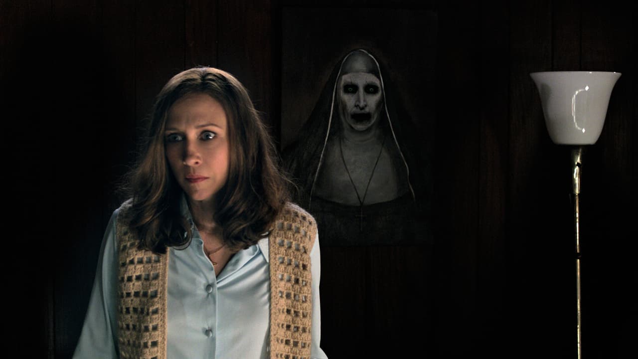 El nombre del demonio "VALAK" se muestra en la casa de Warren en tres lugares, y aparece cinco veces. El primero es a lo largo de la ventana de la cocina con letras coloridas recortadas justo detrás de Ed Warren. El segundo está a lo largo del borde del mostrador de la cocina de madera con letras en relieve. Están a la derecha de Lorraine cuando está en la mesa del desayuno con Ed. La tercera ubicación es en la sala familiar donde están sentadas Lorraine y su hija. En la estantería hay grandes letras de madera escalonadas en dos estantes. También aparecen en el brazalete que Judy está haciendo. Y aparece tanto durante el sueño de Lorraine como después.