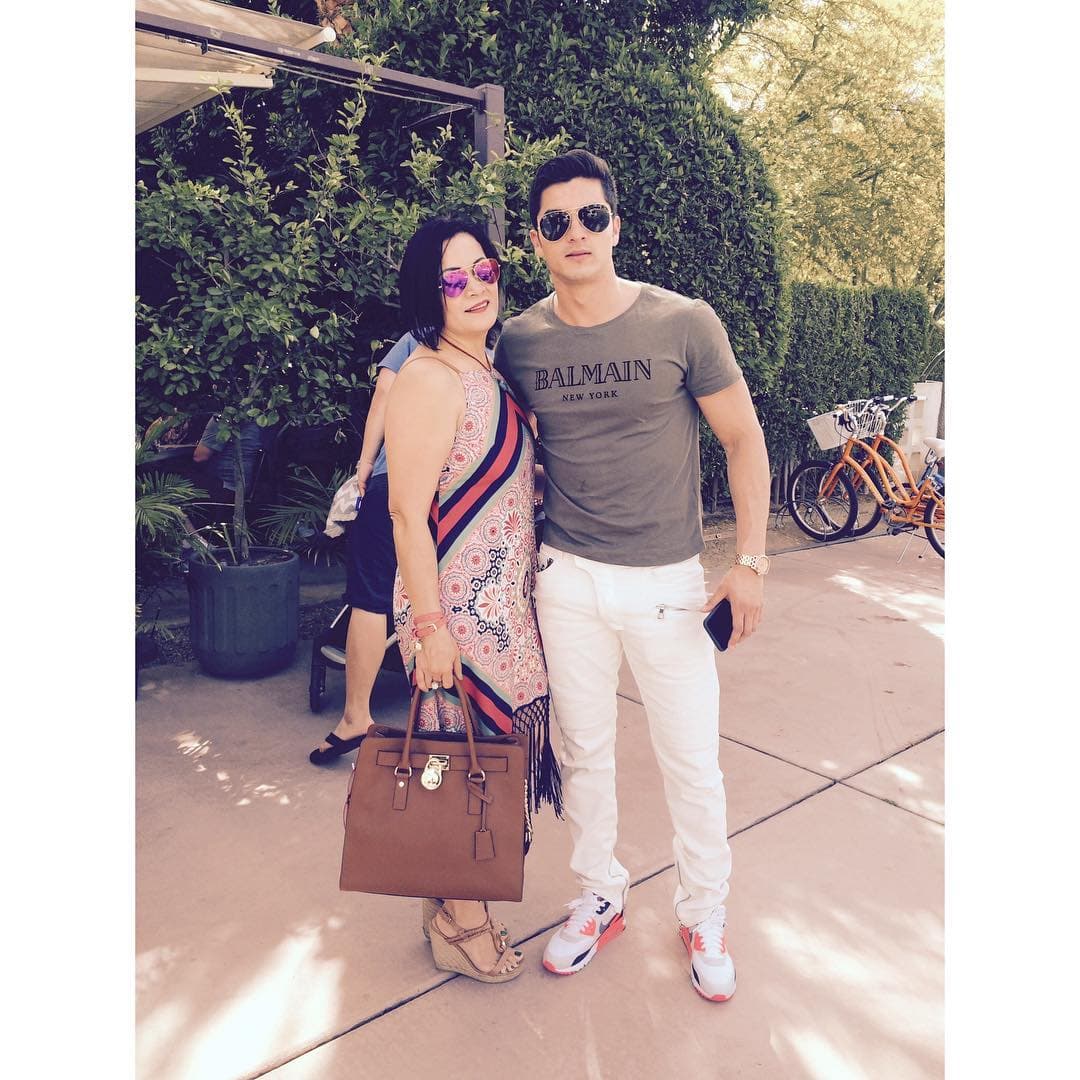 Para Christian su familia es muy importante y en repetidas ocasiones ha compartido fotos en Instagram junto a su madre.
