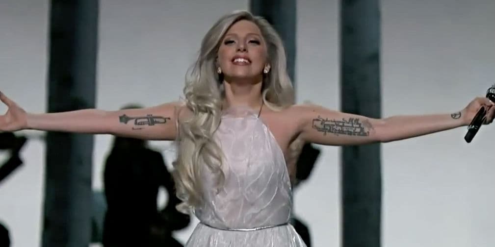 11. Lady Gaga: La polémica cantante tiene muchos tatuajes, entre ellos un instrumento musical y otras escrituras.
