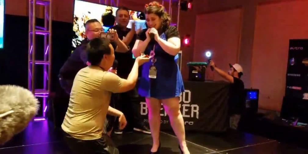 Chica le propone matrimonio a su novio en torneo de videojuegos