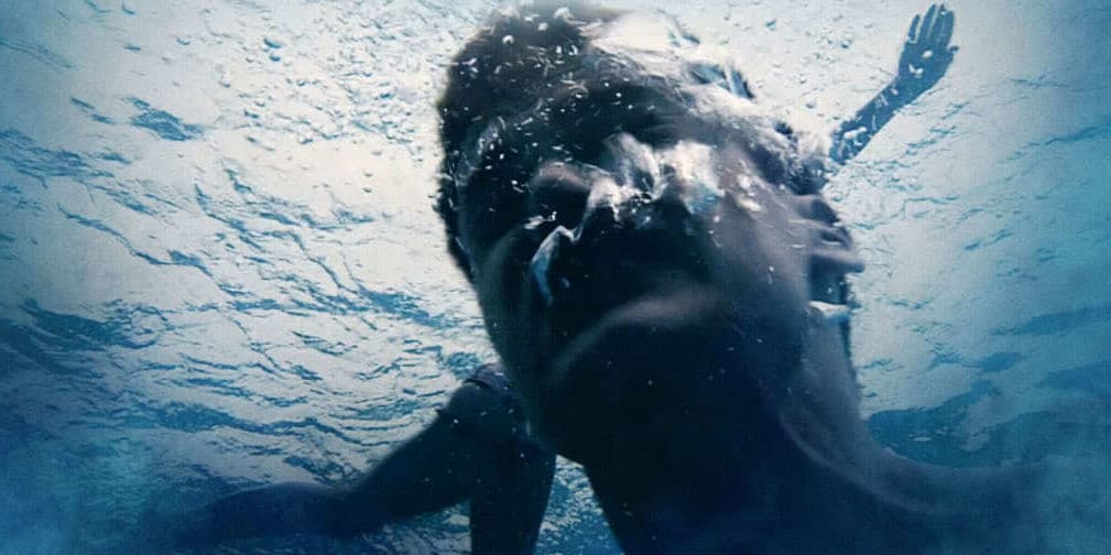 9.- Hunt (El Destino Final, 2009): Atorado en el drenaje de alberca, con las tripas succionadas, eeeewww.
