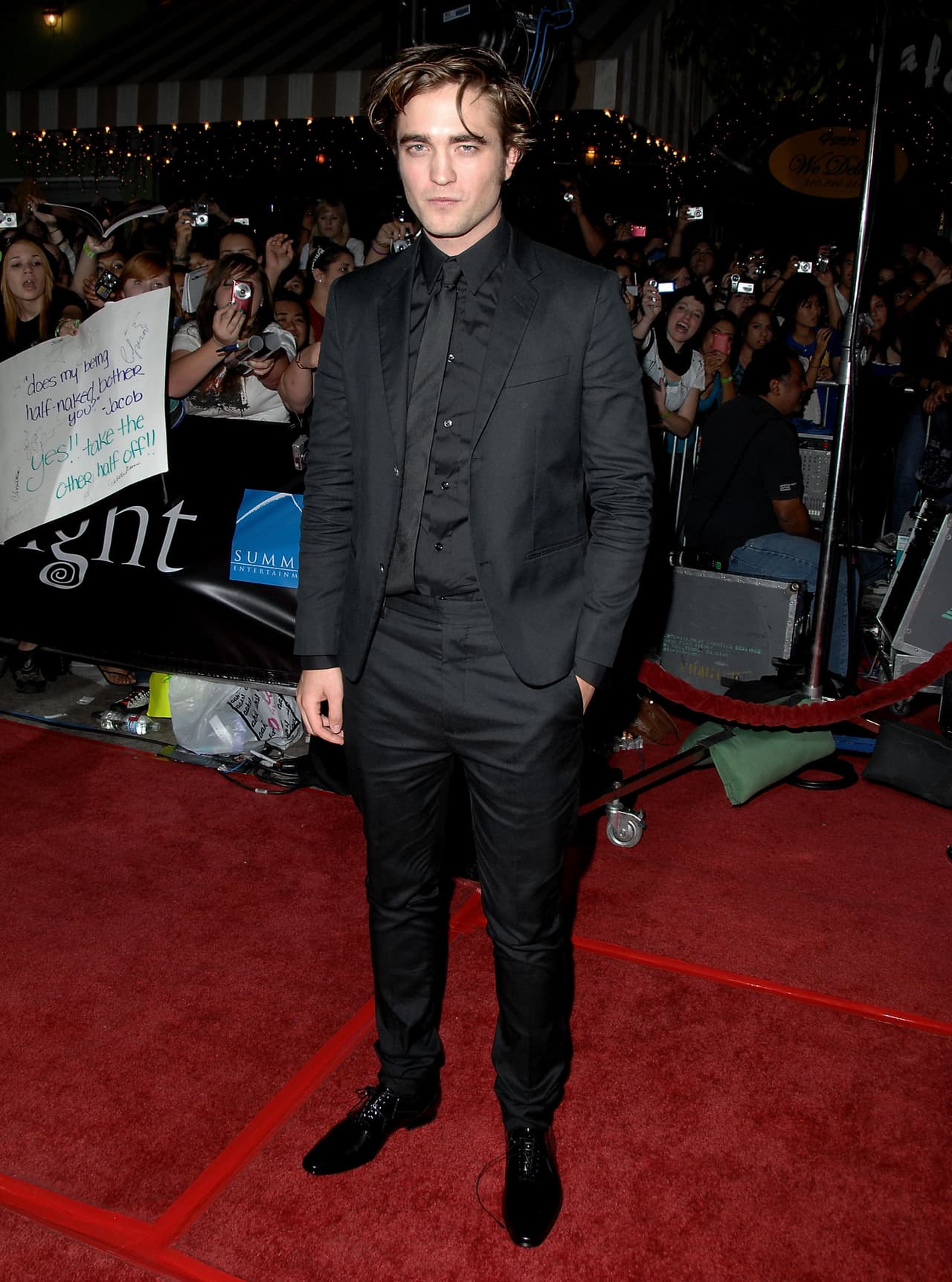 Tras robar los corazones de los fans de Harry Potter con su papel de Cedric Diggory, Robert Pattinson fue elegido para interpretar a Edward Cullen.