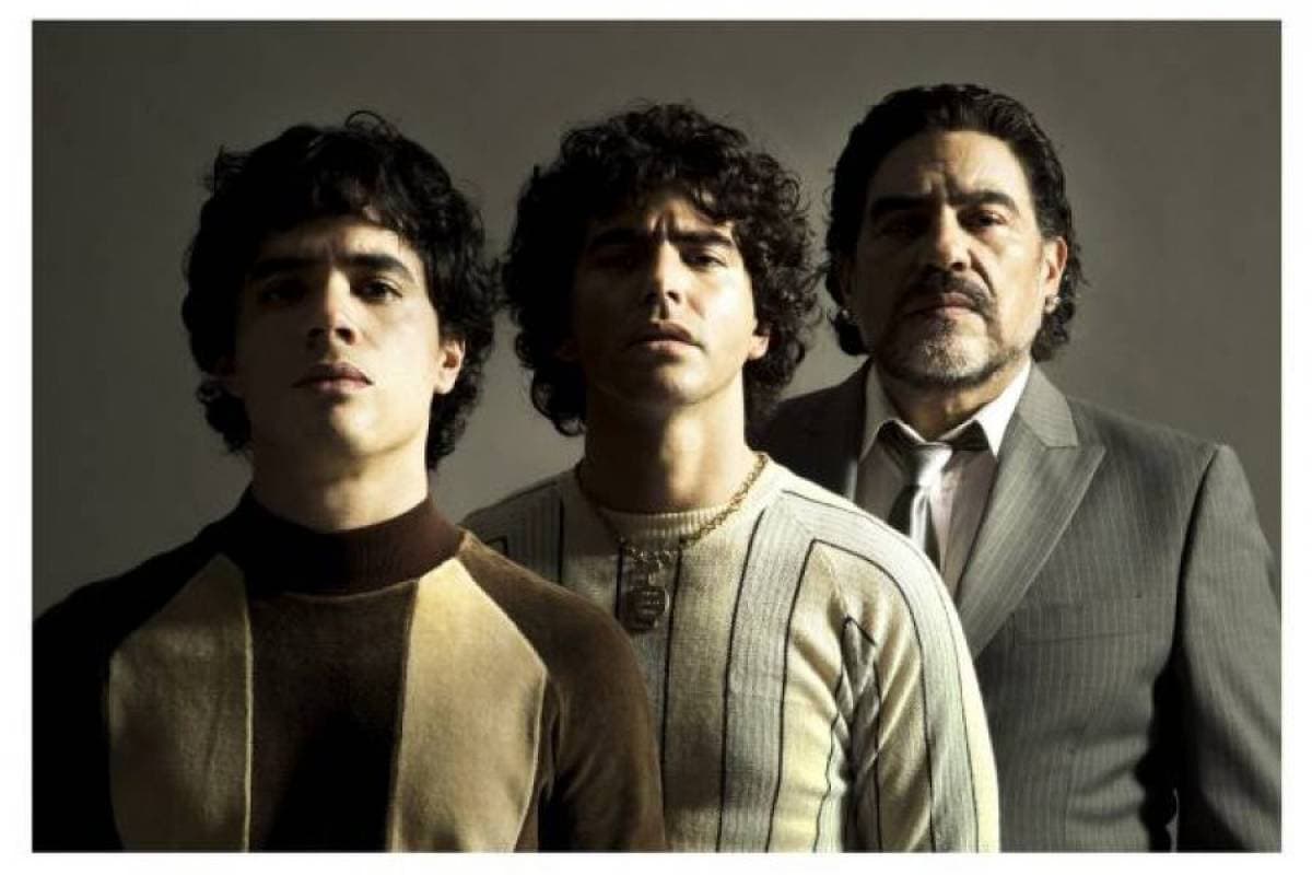 Maradona: Sueño Bendito (2021). Esta serie de Alejandro Aimetta debía estrenarse este año, pero debido a la pandemia se retrasó, además de que la producción tuvo problemas porque la exesposa del futbolista, Claudia Villafañe, los denunció por utilizar su nombre sin su consentimiento.