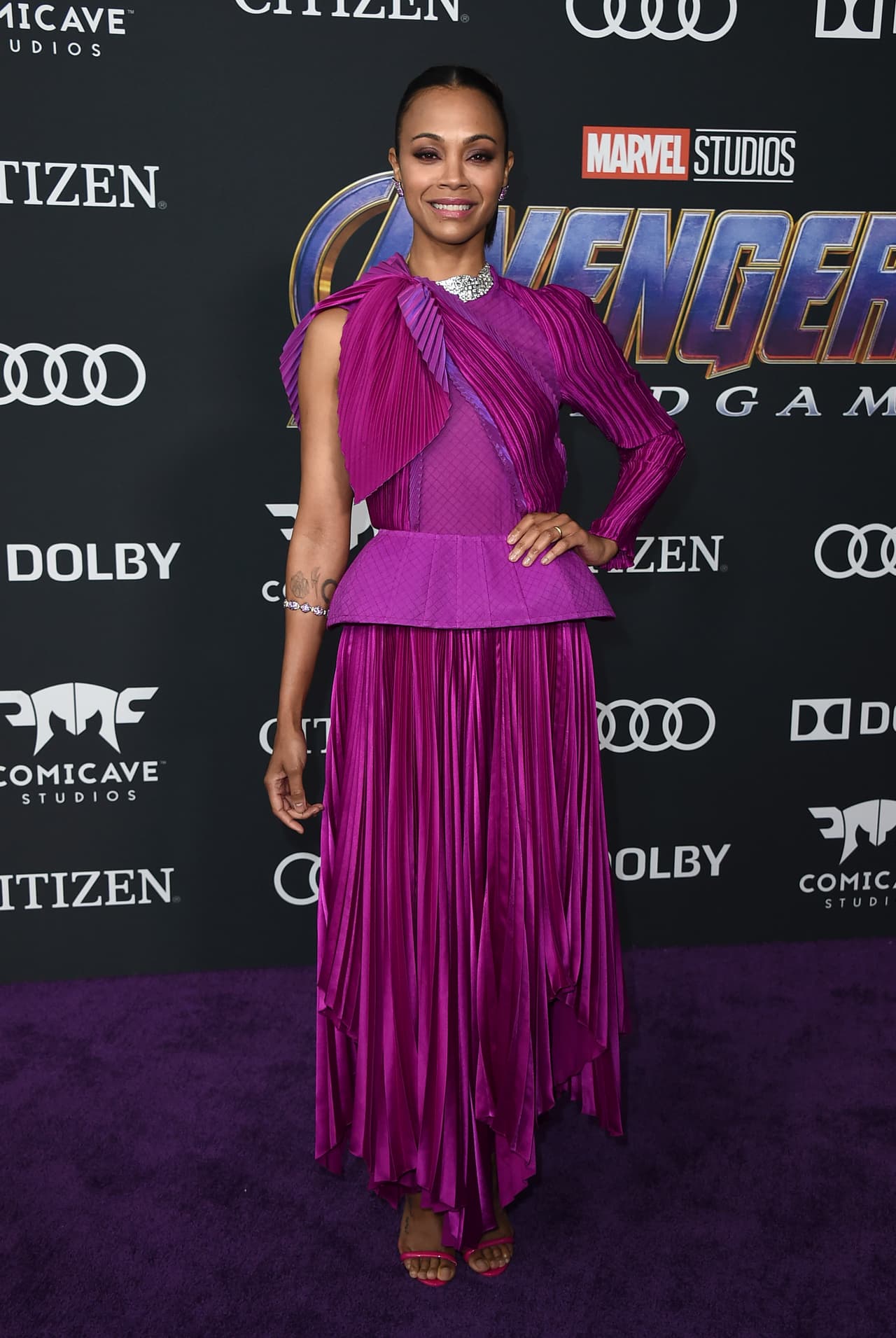 Zoe Saldana, quien en vez de ataviarse con el verde de Gamora, usó el morado de Thanos