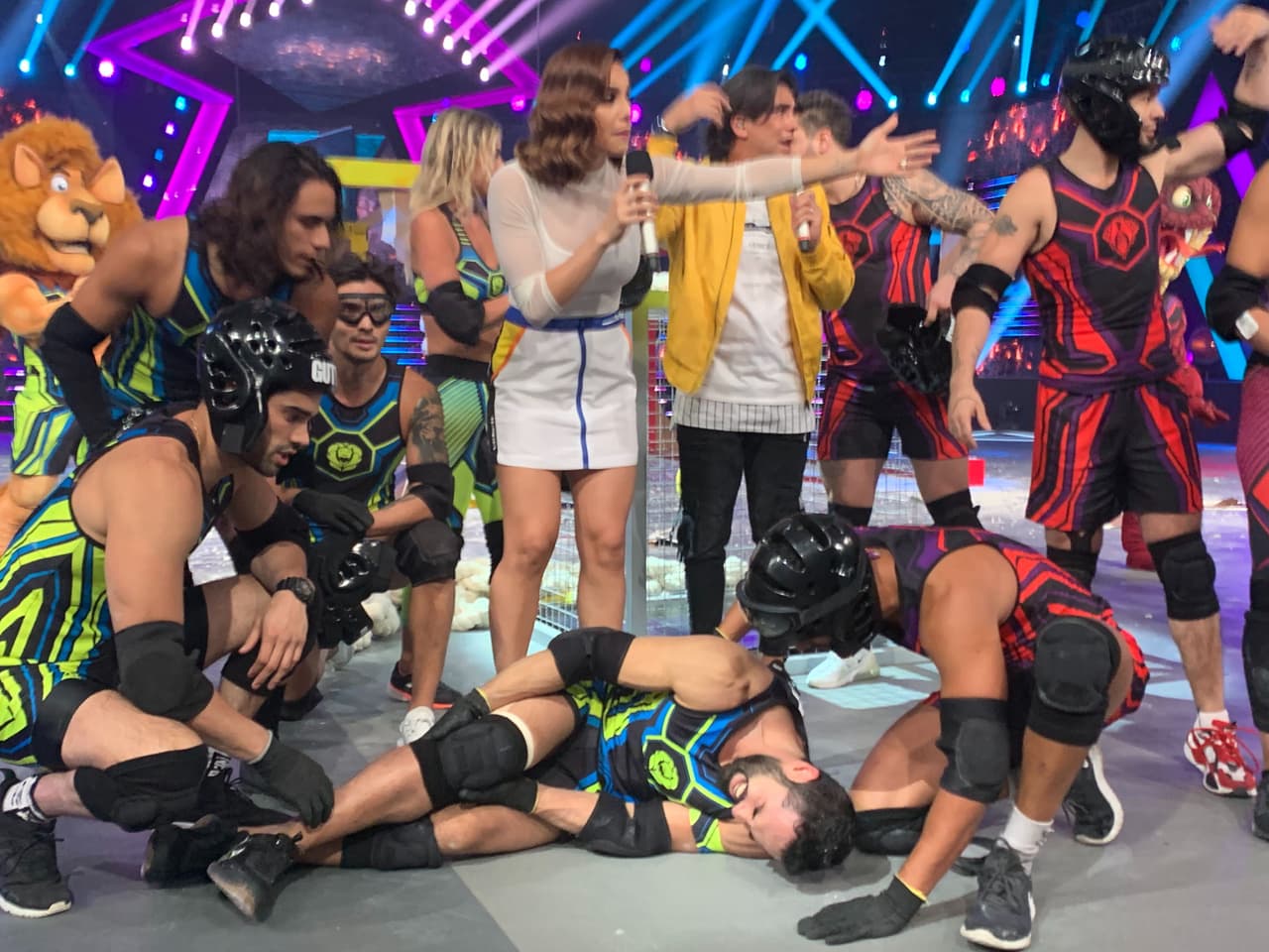 Memo Corral, el coach de Los Leones, sufrió un accidente casi al final del show y se lastimó la rodilla, por ello tuvieron que llevárselo en camilla.
