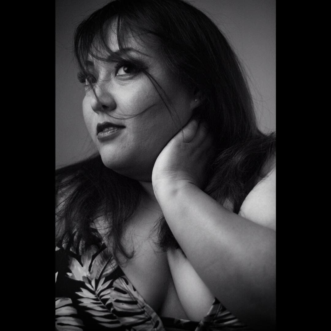 Entre sus fotos en blanco y negro, en ésta parece una diva de la época del cine de oro mexicano.