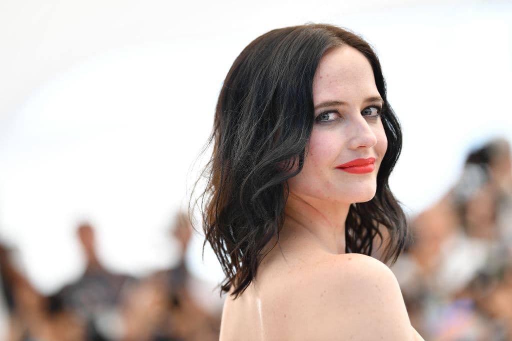 Eva Gaëlle Green nació en París, el 6 de julio de 1980. La actriz y modelo francesa es tremendamente talentosa, pues no hay papel que le quede chico. Comenzó en el teatro con la obra 
<i>Jalousie en '</i>Trois Fax' (2001) y 'Turcaret' (2002).