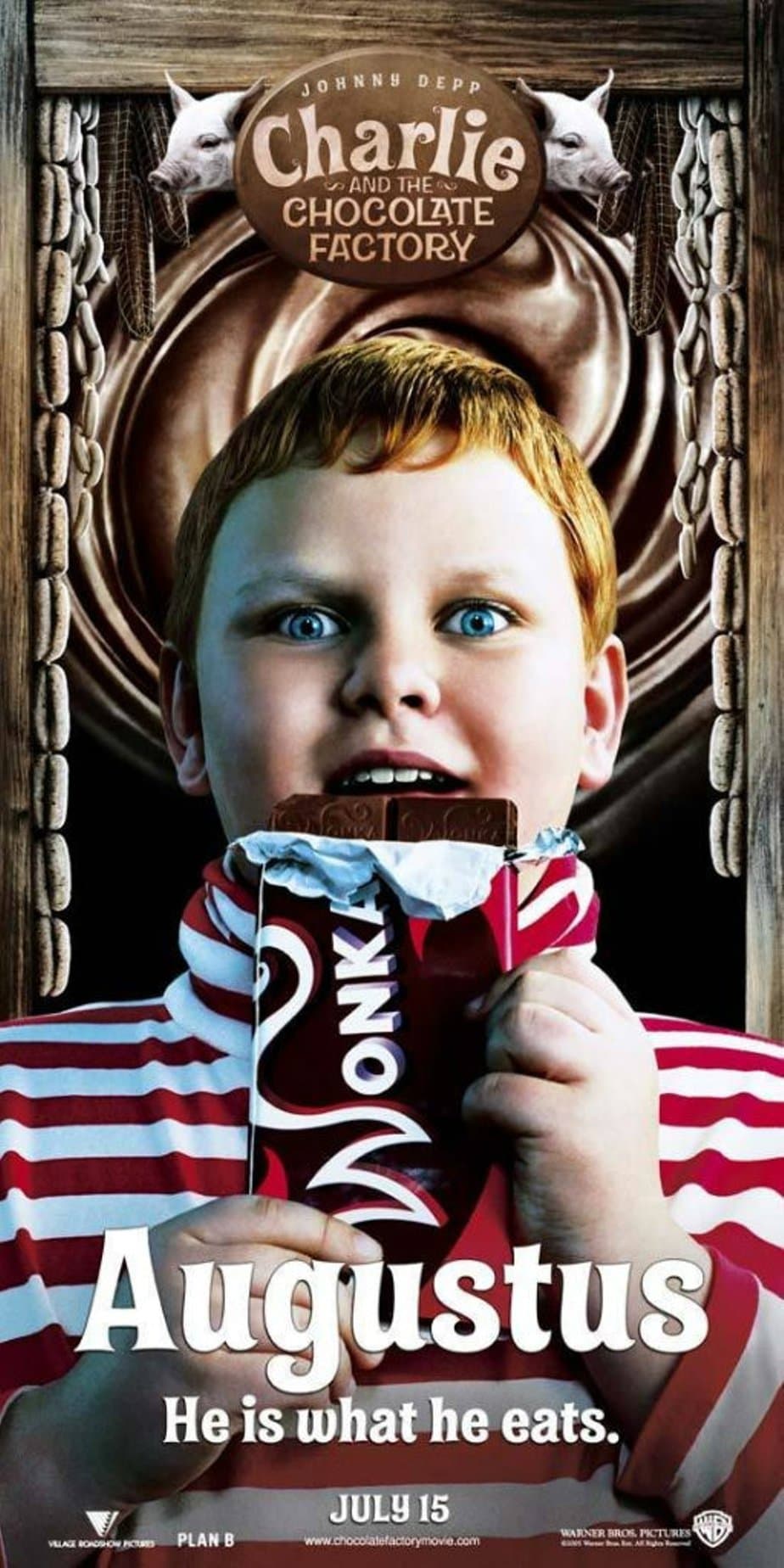 Philip Wiegratz encarnó a ‘Augustus Gloop’, el niño que encontró el primer boleto dorado porque come demasiado chocolate y debido a su falta de control es que termina en un tubo succionador de este dulce tras ingresar a uno de los ríos localizados dentro de la fábrica.