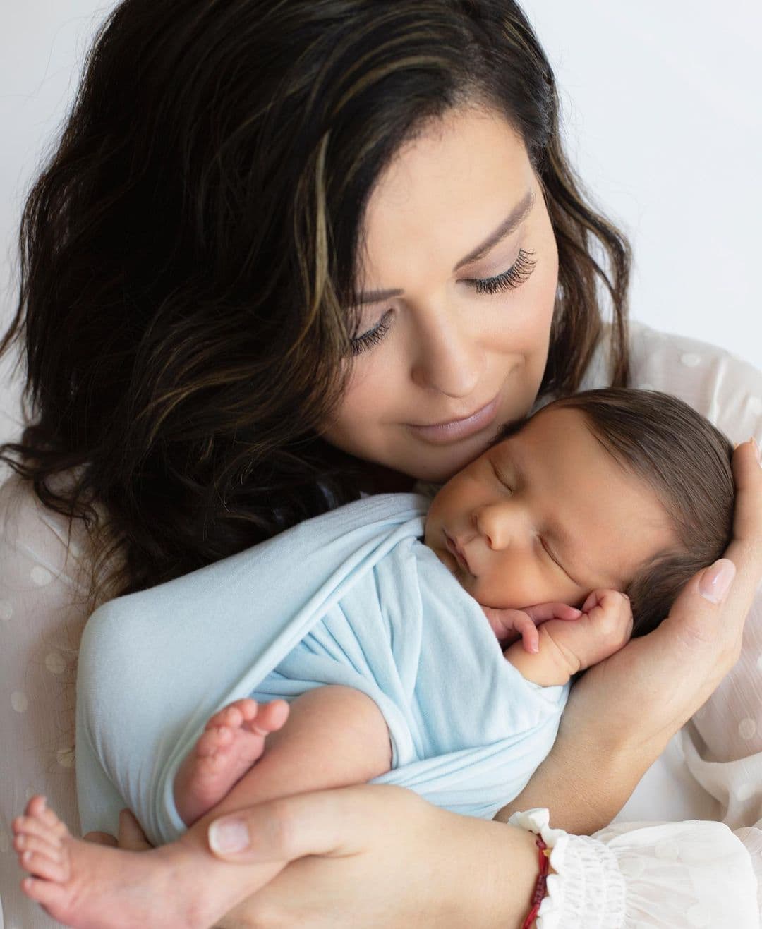 Y para celebrar su primer mes de vida, Mariana compartió algunas imágenes de una sesión de fotos que tuvo con su primogénito.